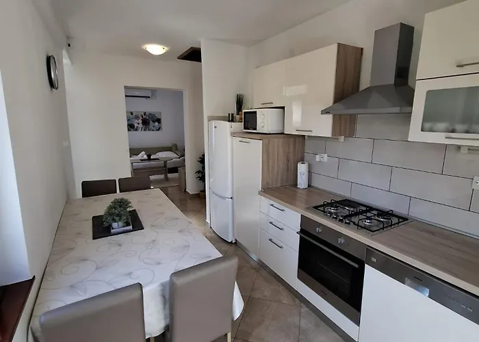 Family House Ivana With Pool * Ражанац