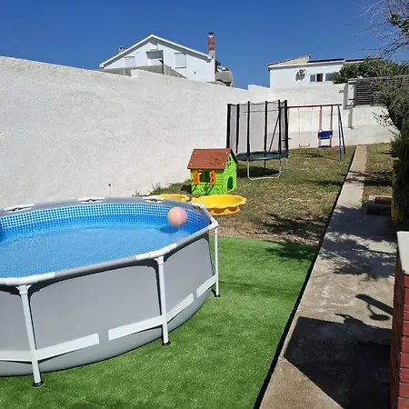 Family House Ivana With Pool Nyaraló