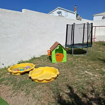 Prázdninový dům Family House Ivana With Pool Ražanac
