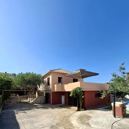 Family House Ivana With Pool * Ražanac
